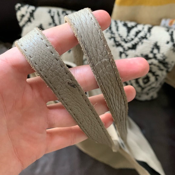 Cuyana Classic Leather Tote in Stone - Picture 5 of 8